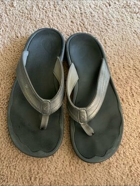 OluKai Women's Black and Gray Thong Sandals